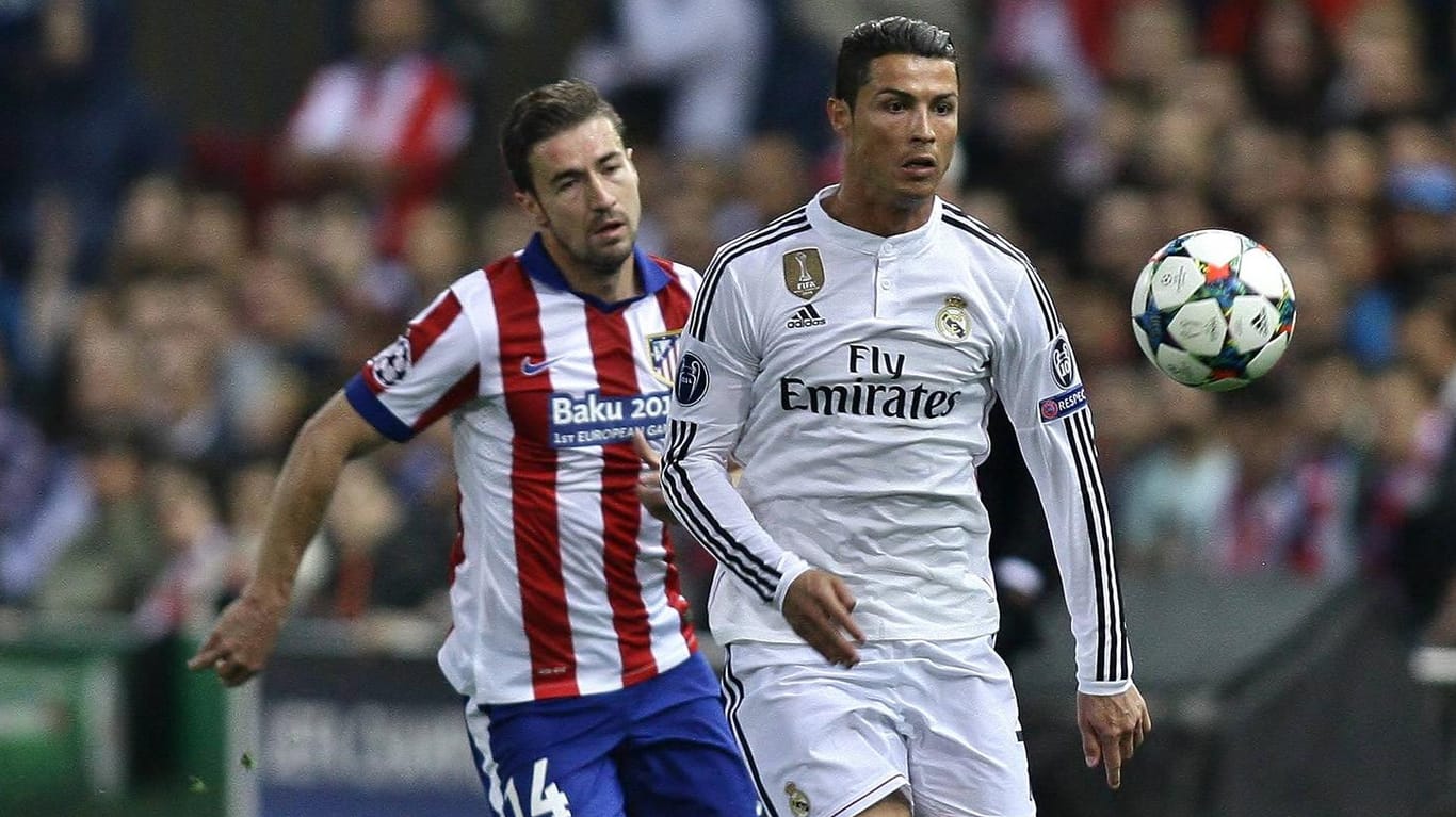 Real-Star Cristiano Ronaldo (re.) wird von Atléticos Gabi Fernandez unter Druck gesetzt.