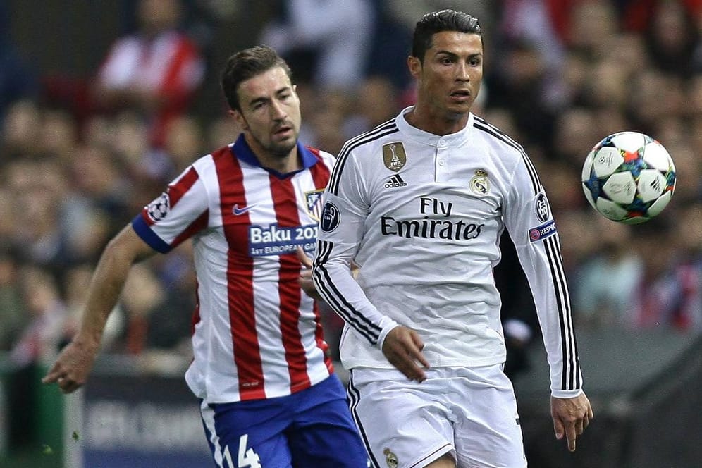 Real-Star Cristiano Ronaldo (re.) wird von Atléticos Gabi Fernandez unter Druck gesetzt.