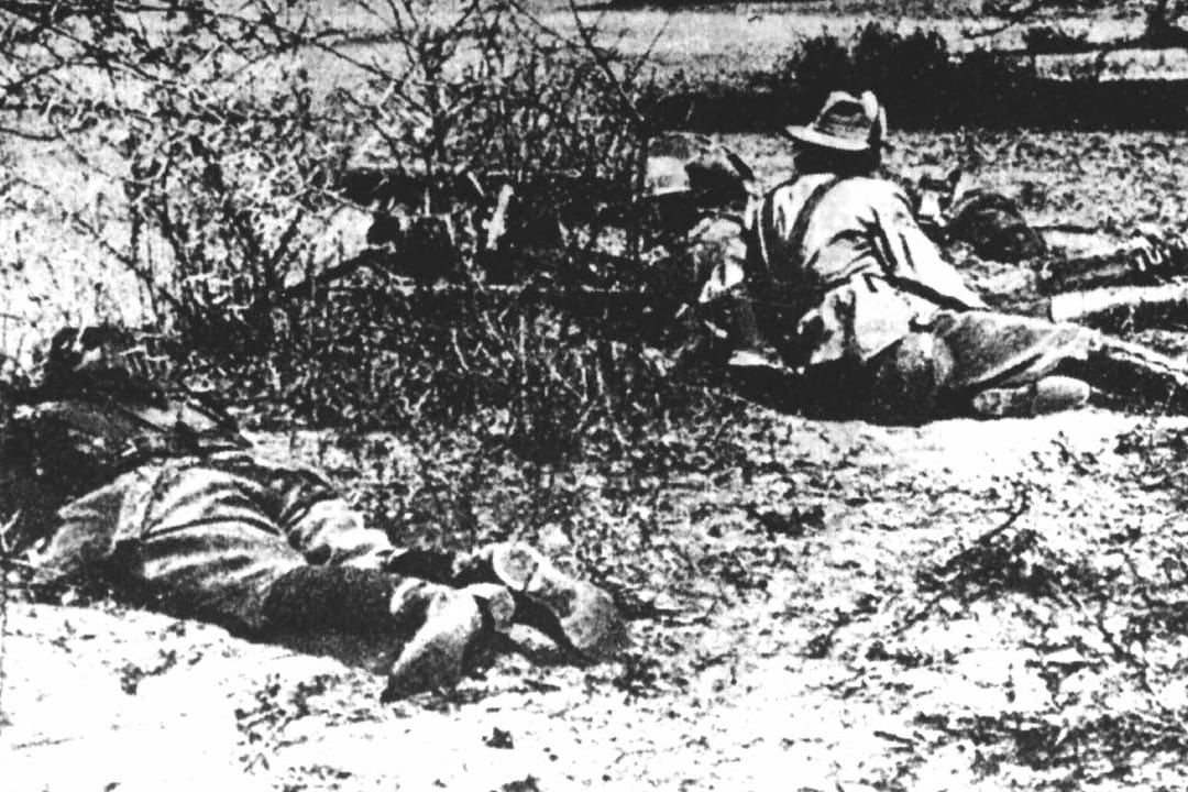 1904 in der Omaheke-Wüste in Namibia: Deutsche Soldaten lauern mit einem Maschinengewehr auf Herero.