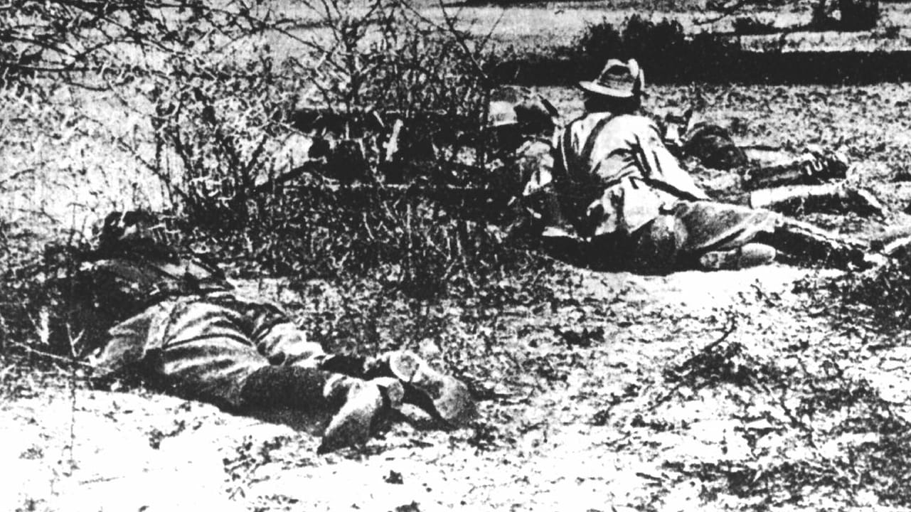 1904 in der Omaheke-Wüste in Namibia: Deutsche Soldaten lauern mit einem Maschinengewehr auf Herero.