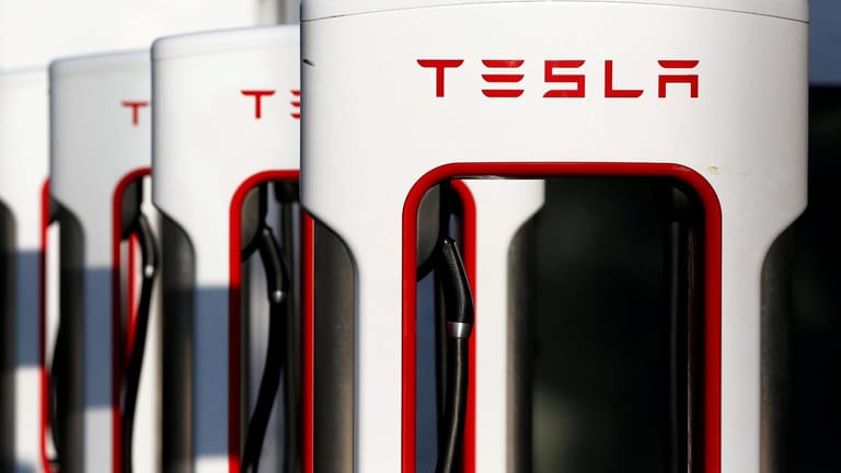 Der Autobauer Tesla will weiter ins Energiegeschäft investieren.