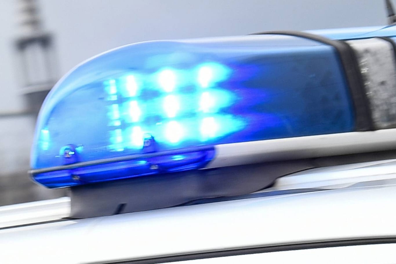 Blaulicht der Polizei: Ein Hochzeitskorso soll bei Wiesbaden den Verkehr auf den Autobahnen A66 und A3 behindert haben. (Symbolbild)