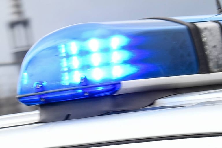 Blaulicht der Polizei: Ein Hochzeitskorso soll bei Wiesbaden den Verkehr auf den Autobahnen A66 und A3 behindert haben. (Symbolbild)