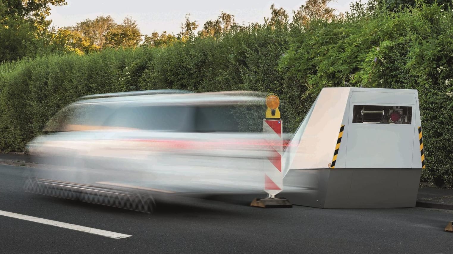 Gepanzert und mit langelebigem Akku: Dieser neue Blitzer macht es Verkehrssündern schwer.