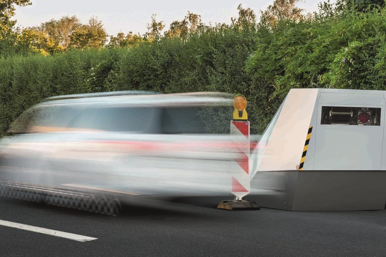 Gepanzert und mit langelebigem Akku: Dieser neue Blitzer macht es Verkehrssündern schwer.