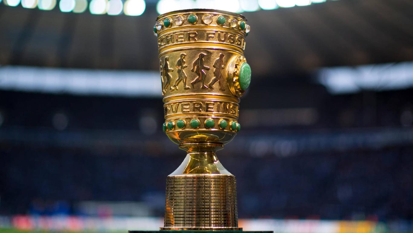 Das Objekt der Begierde: Der DFB-Pokal im Berliner Olympiastadion.
