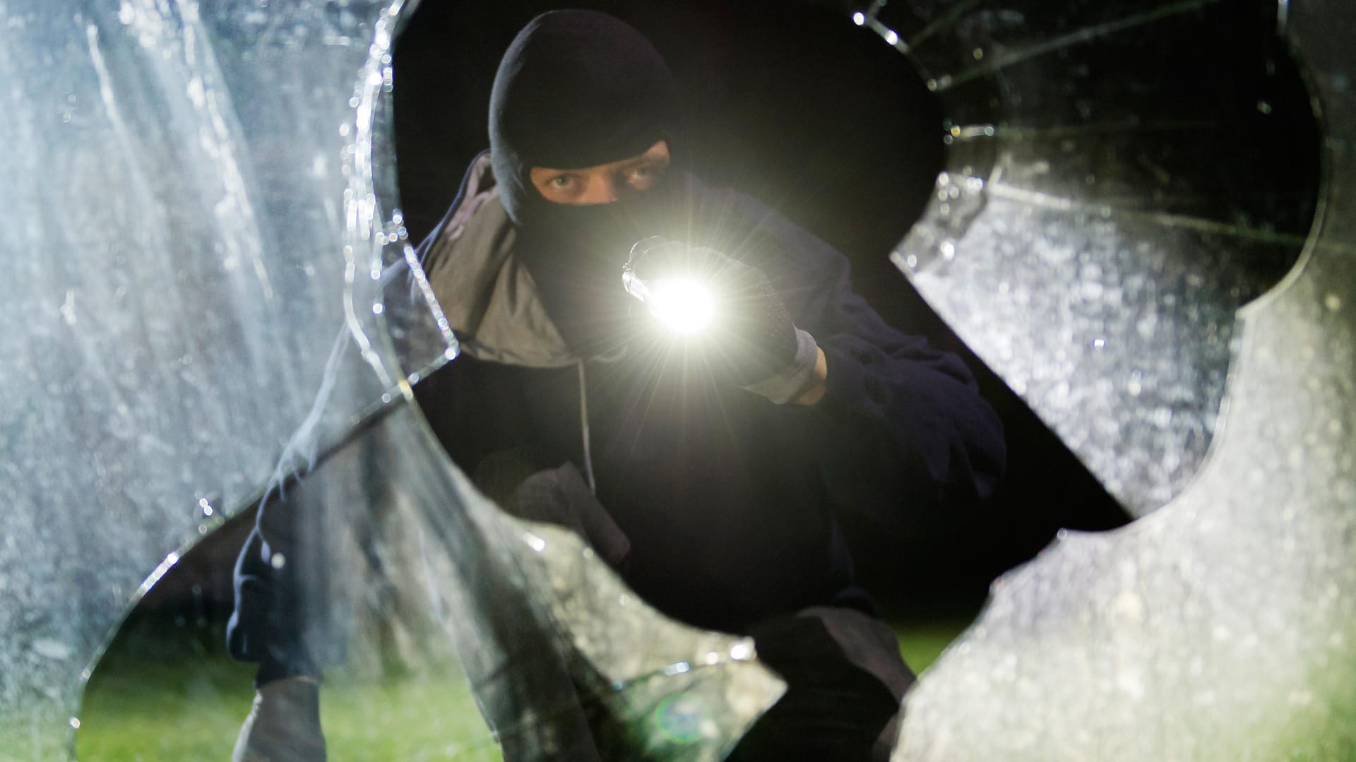 Bewegungsmelder können Einbrecher abschrecken.