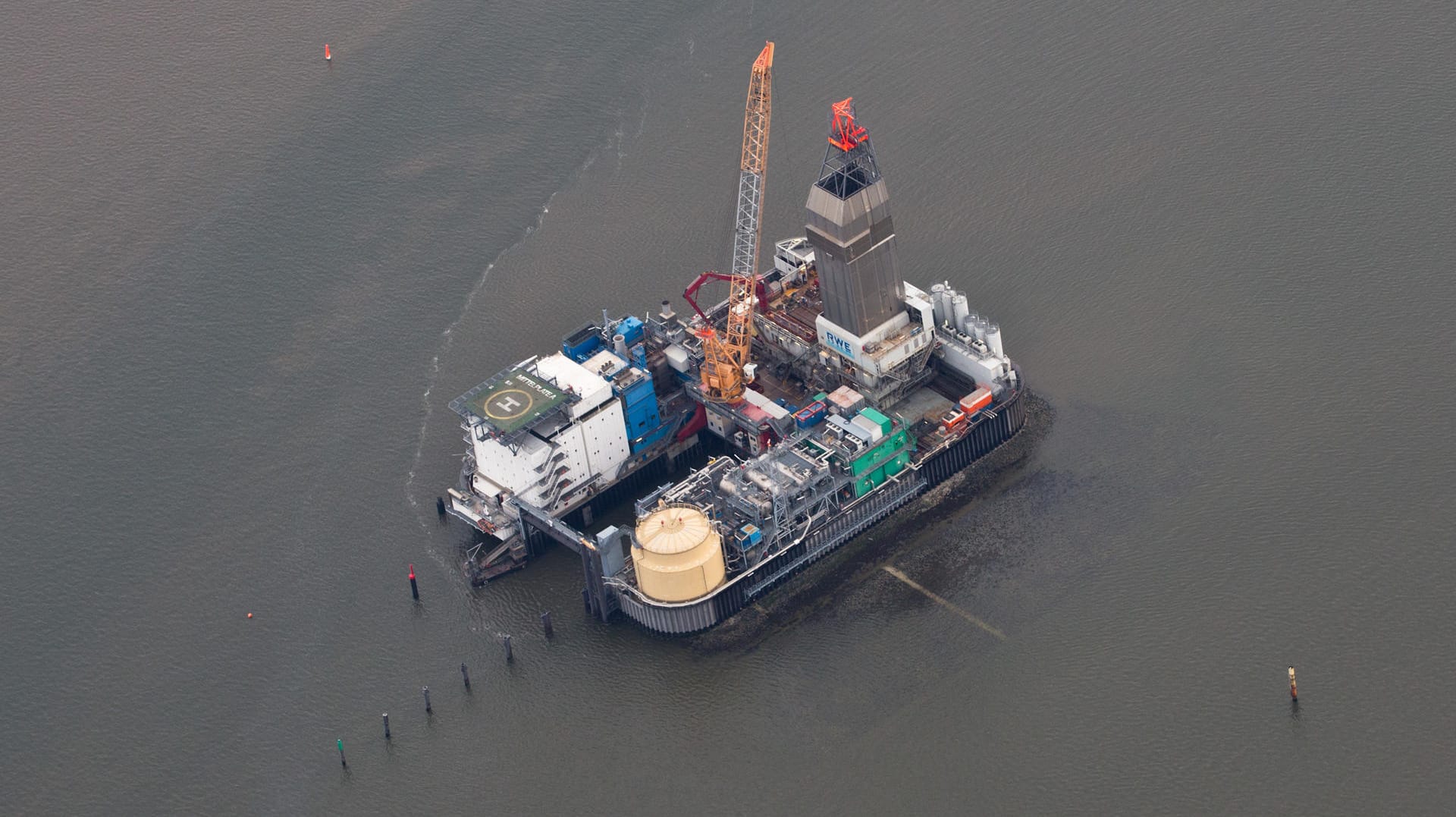 Die Bohr- und Förderinsel "Mittelplate" in der Nordsee vor der Küste bei Büsum.