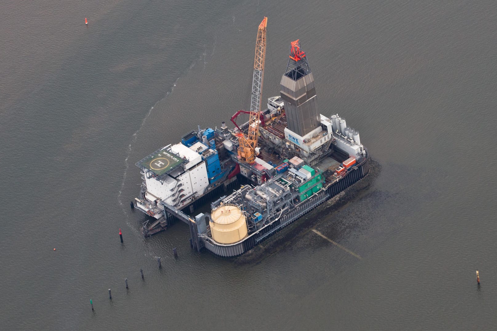 Die Bohr- und Förderinsel "Mittelplate" in der Nordsee vor der Küste bei Büsum.