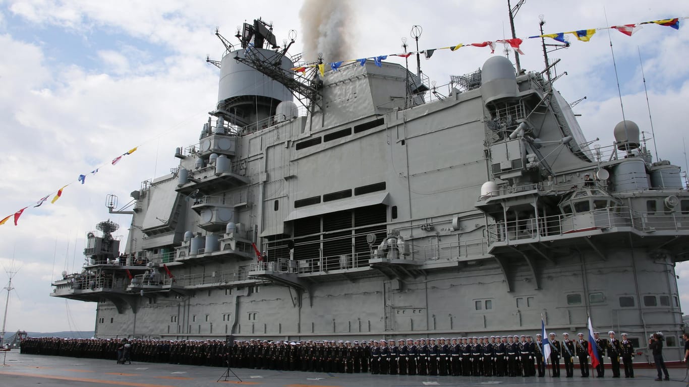 2014: Militärparade vor der "Admiral Kusnezow" im Hafen der russischen Stadt Murmansk.