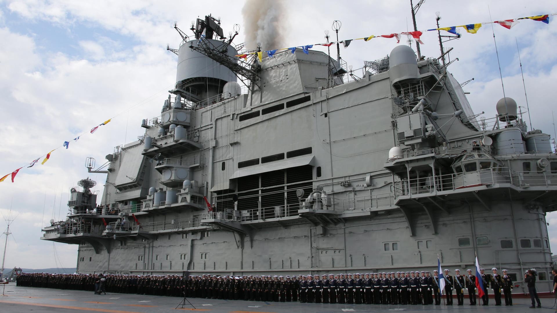 2014: Militärparade vor der "Admiral Kusnezow" im Hafen der russischen Stadt Murmansk. 2014: Militärparade vor der "Admiral Kusnezow" im Hafen der russischen Stadt Murmansk.