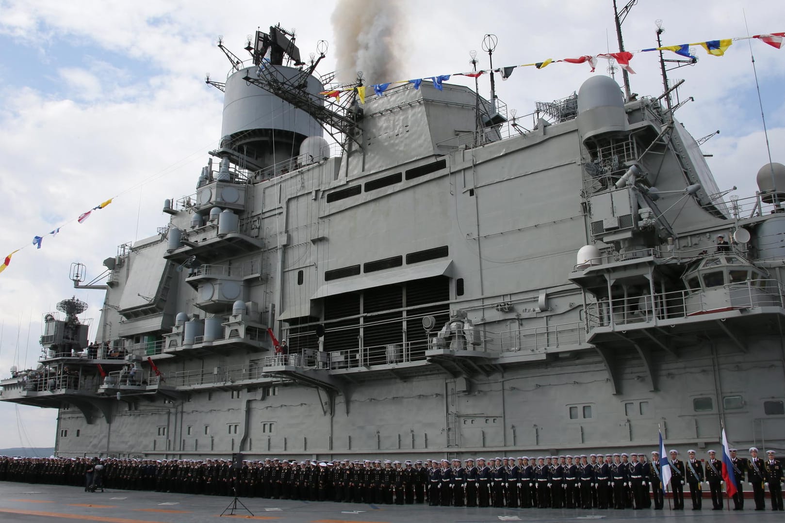 2014: Militärparade vor der "Admiral Kusnezow" im Hafen der russischen Stadt Murmansk.