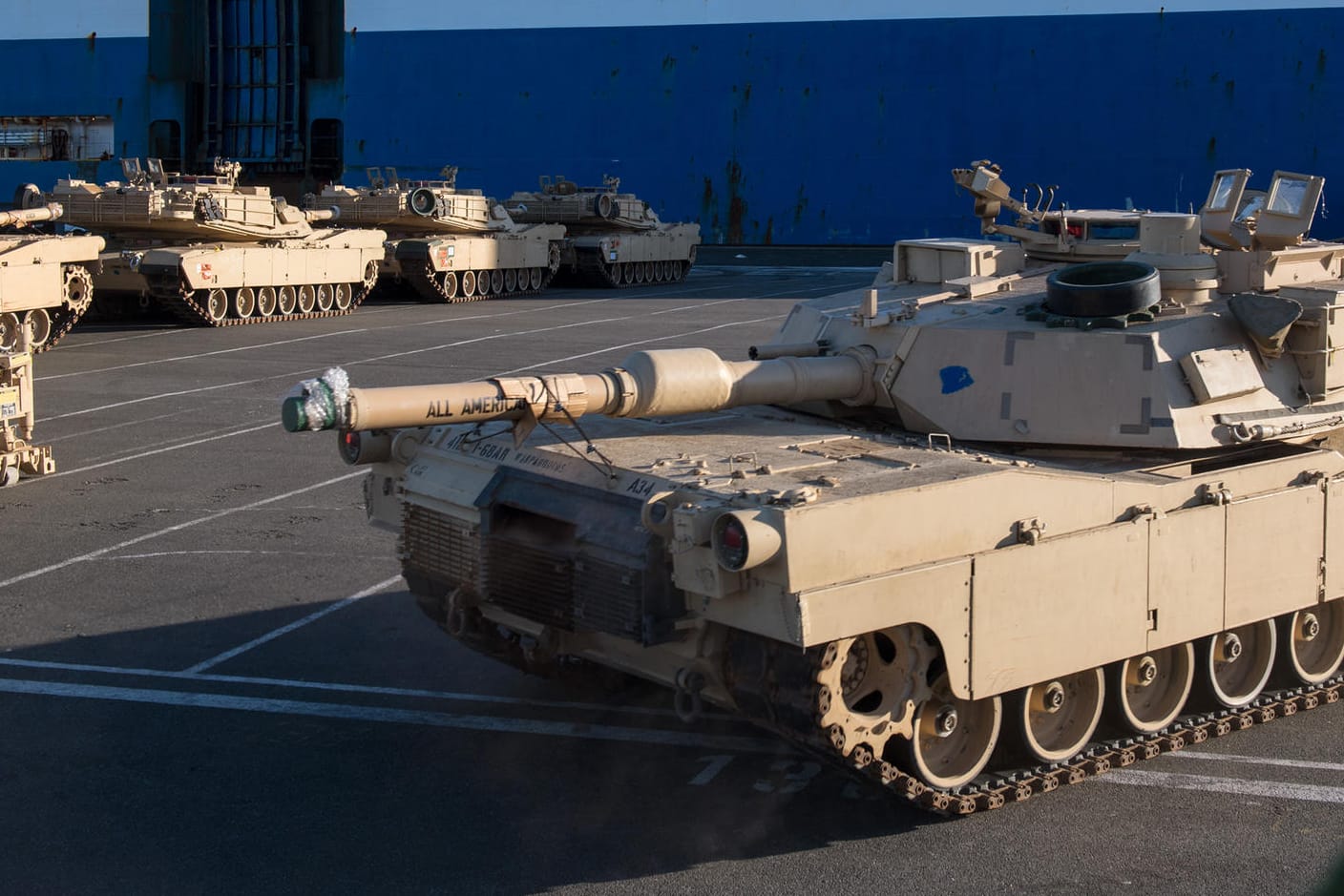 US-Streitkräfte entladen in Bremerhaven Abrams-Panzer für die Initiative Atlantic Resolve.