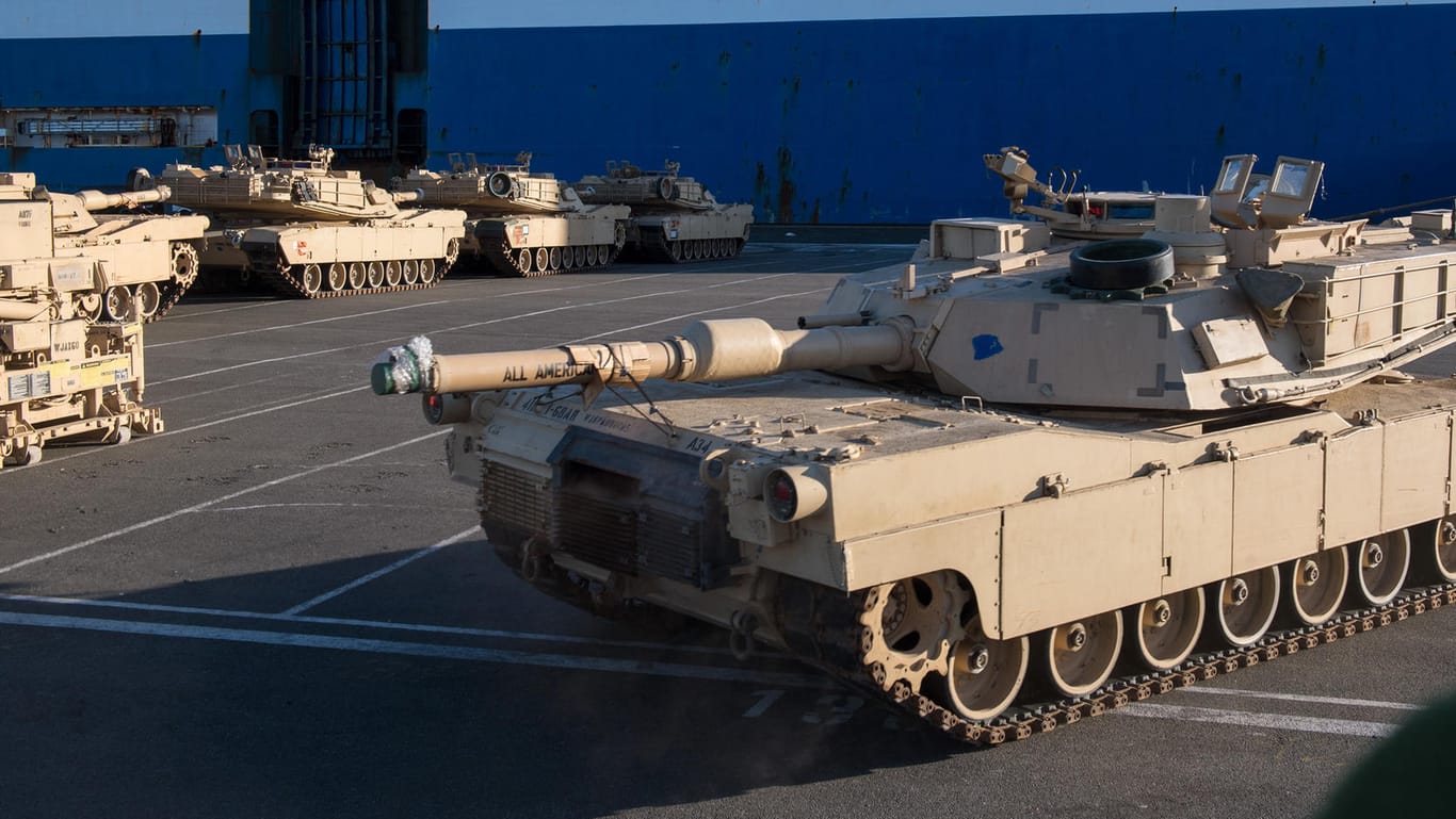 US-Streitkräfte entladen in Bremerhaven Abrams-Panzer für die Initiative Atlantic Resolve.