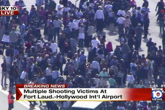 Menschen warten auf dem Rollfeld des Flughafens in Fort Lauderdale nachdem Schüsse gefallen sind.