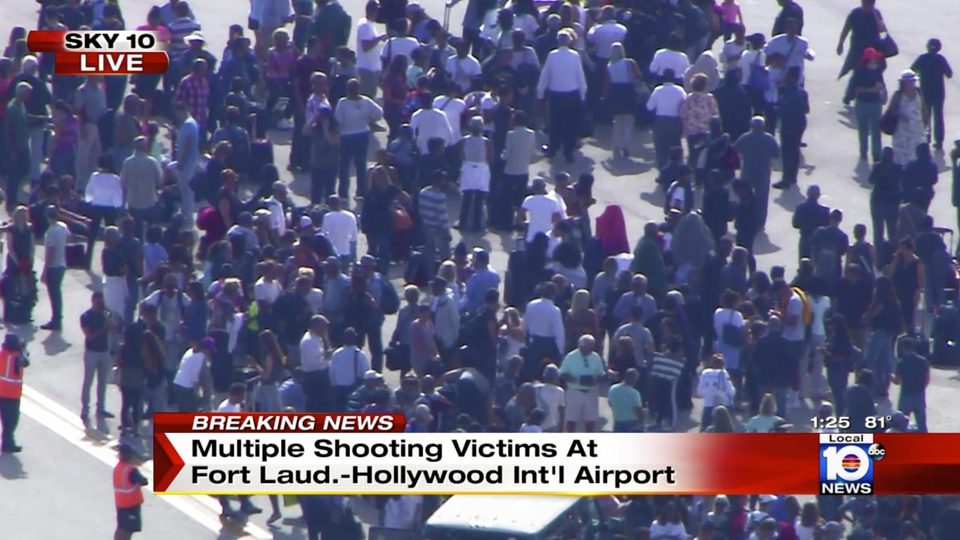 Menschen warten auf dem Rollfeld des Flughafens in Fort Lauderdale nachdem Schüsse gefallen sind.