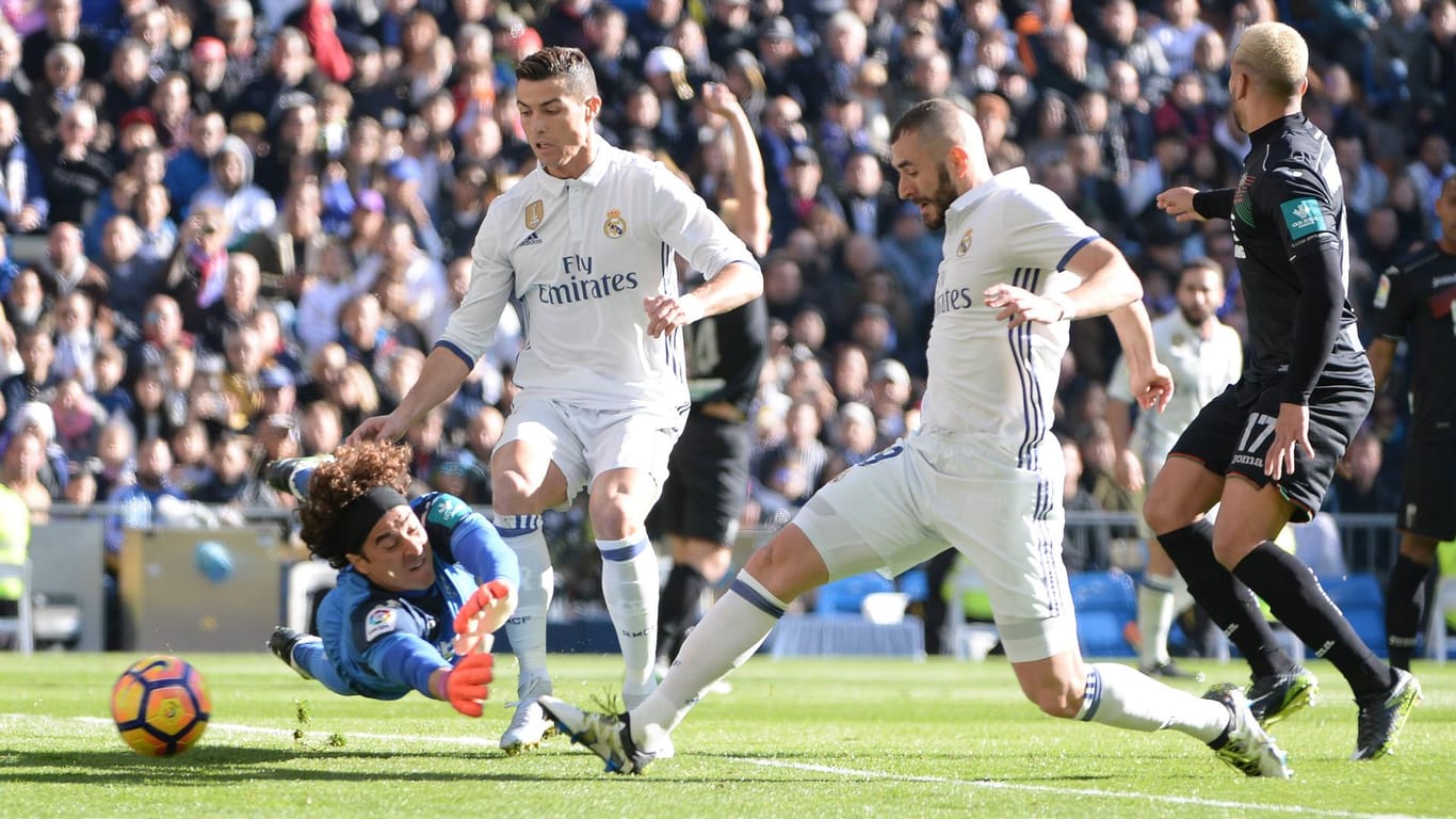 Karim Benzema (re.) schiebt zum zwischenzeitlichen 2:0 für Real Madrid ein.