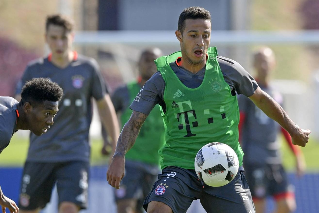 Da war noch alles in bester Ordnung: Thiago beim Training des FC Bayern in Doha.