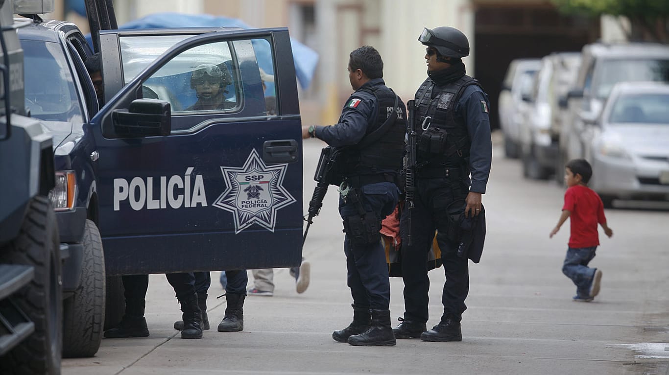 Die mexikanische Polizei sucht nach Schüssen auf einen amerikanischen Konsulatsmitarbeiter nach dem Schützen.