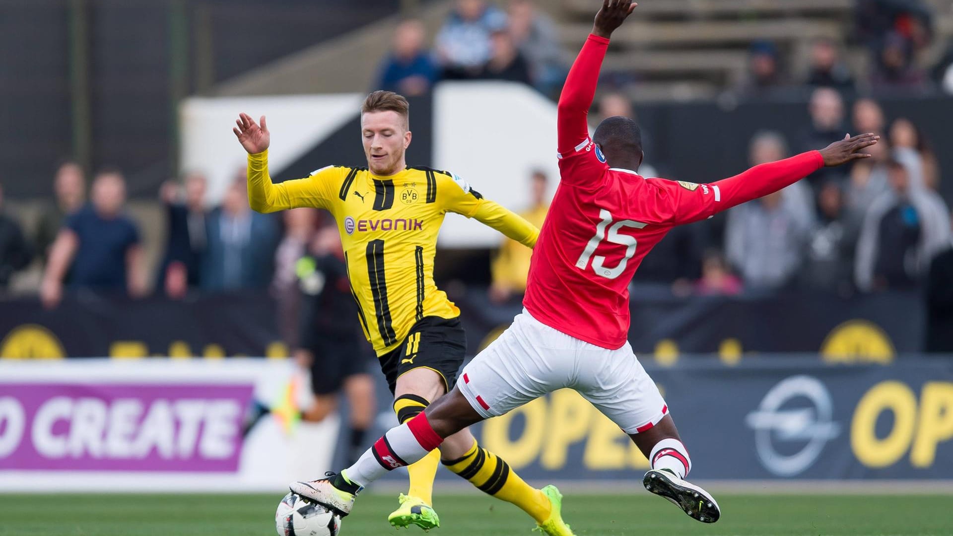 BVB-Profi Marco Reus lässt Jetro Willems von der PSV Eindhoven alt aussehen. BVB-Profi Marco Reus lässt Jetro Willems von der PSV Eindhoven alt aussehen.