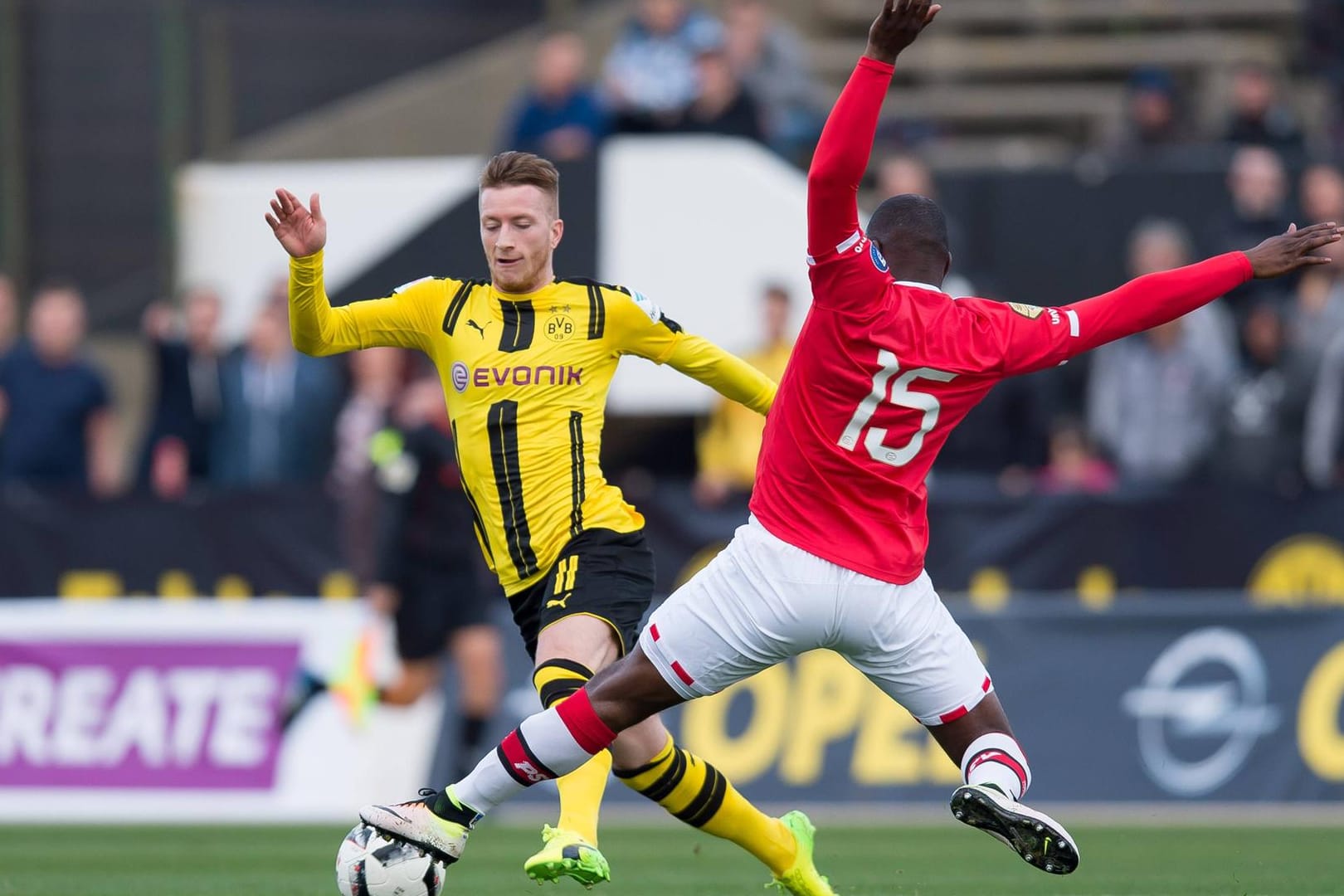BVB-Profi Marco Reus lässt Jetro Willems von der PSV Eindhoven alt aussehen.