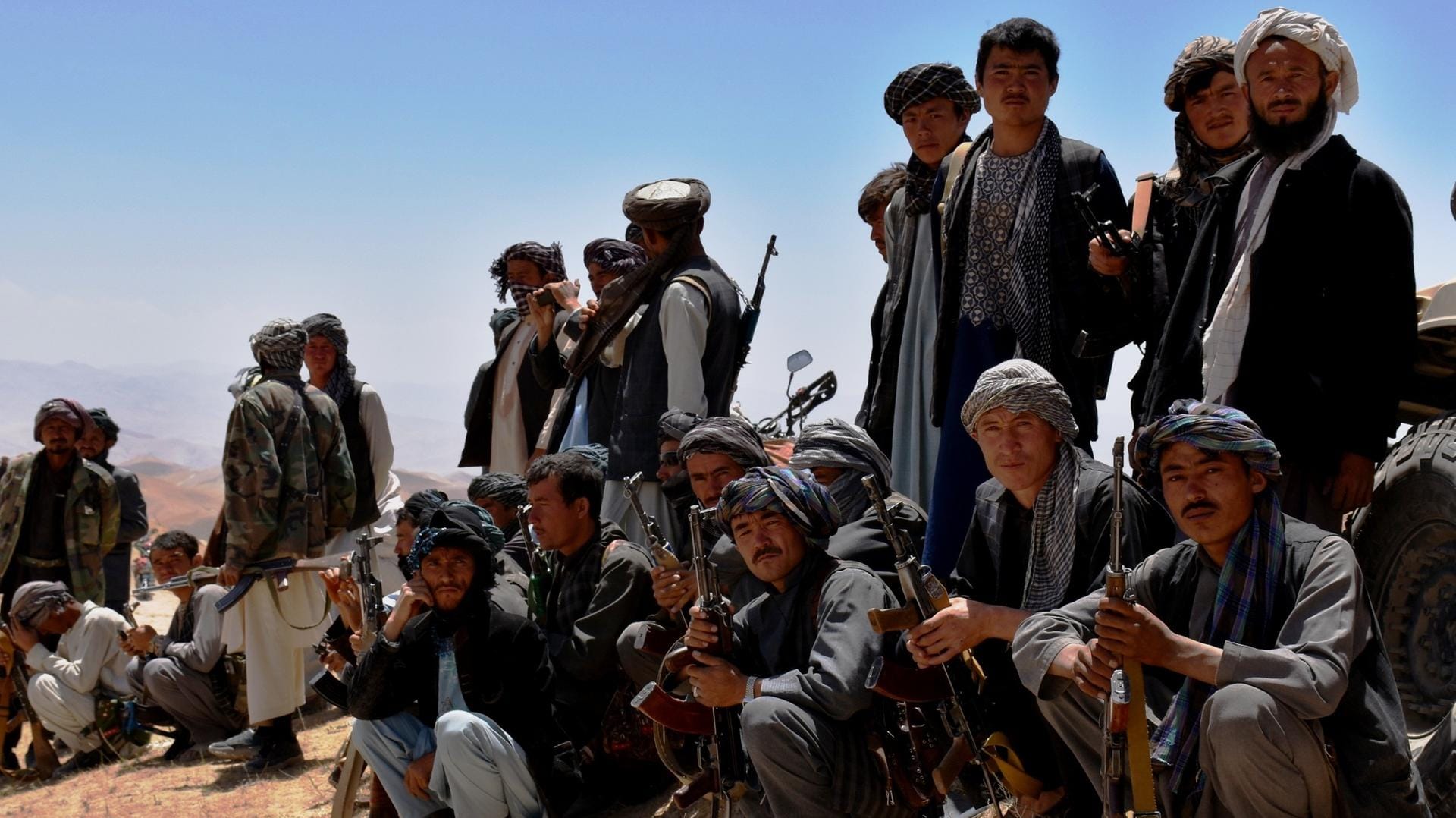 Ehemalige Taliban-Kämpfer im Juli 2016 bei der Waffenabgabe in der Provinz Samangan im Norden Afghanistans. Ehemalige Taliban-Kämpfer im Juli 2016 bei der Waffenabgabe in der Provinz Samangan im Norden Afghanistans.