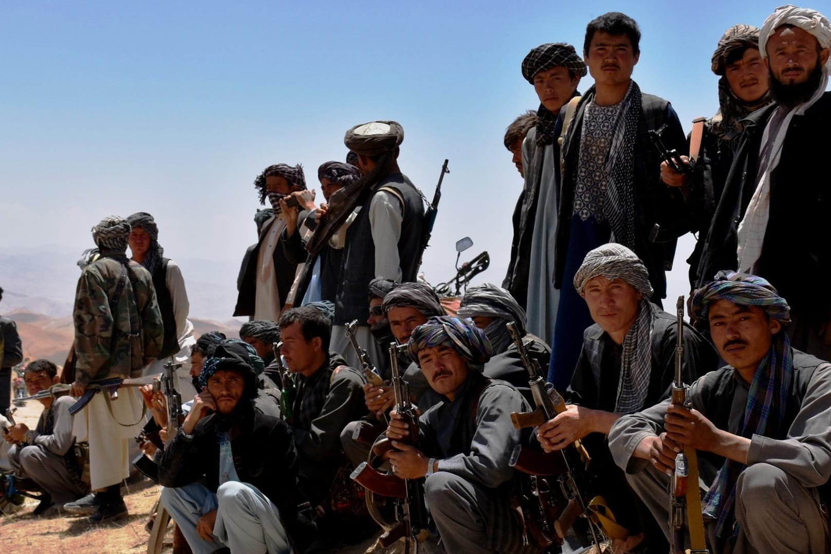 Ehemalige Taliban-Kämpfer im Juli 2016 bei der Waffenabgabe in der Provinz Samangan im Norden Afghanistans.