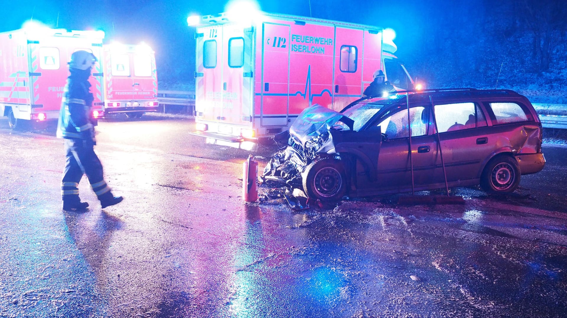 Bei Iserlohn ist es auf der eisglatten Autobahn 46 zu einer Karambolage gekommen. Mindestens sechs Menschen wurden bei dem Unfall verletzt, darunter mehrere Kinder. Bei Iserlohn ist es auf der eisglatten Autobahn 46 zu einer Karambolage gekommen. Mindestens sechs Menschen wurden bei dem Unfall verletzt, darunter mehrere Kinder.