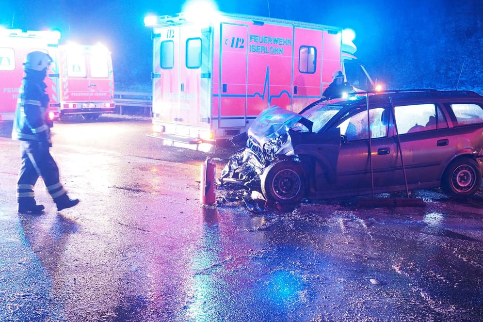 Bei Iserlohn ist es auf der eisglatten Autobahn 46 zu einer Karambolage gekommen. Mindestens sechs Menschen wurden bei dem Unfall verletzt, darunter mehrere Kinder.