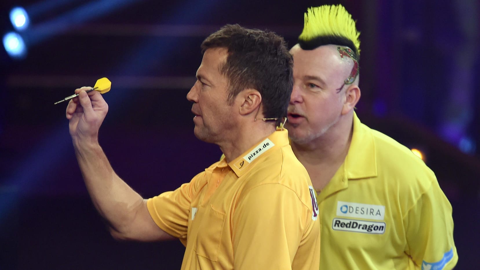 Lothar Matthäus versucht, den leisen Anweisungen von Dart-Profi Peter Wright zu folgen. Für Platz zwei hat es gereicht.