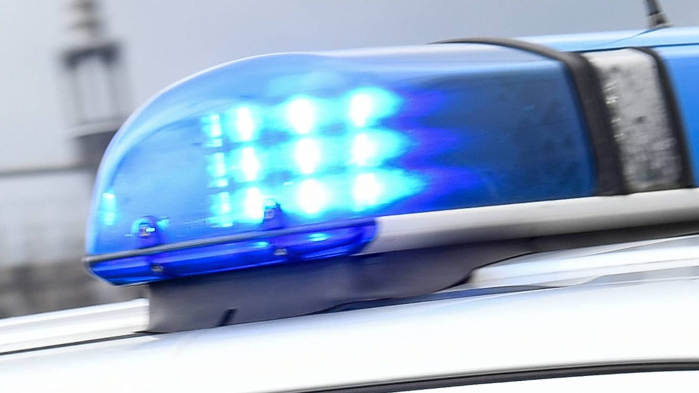 In Duisburg hat ein Mann zwei Menschen verletzt, bevor die Polizei ihn erschoss.