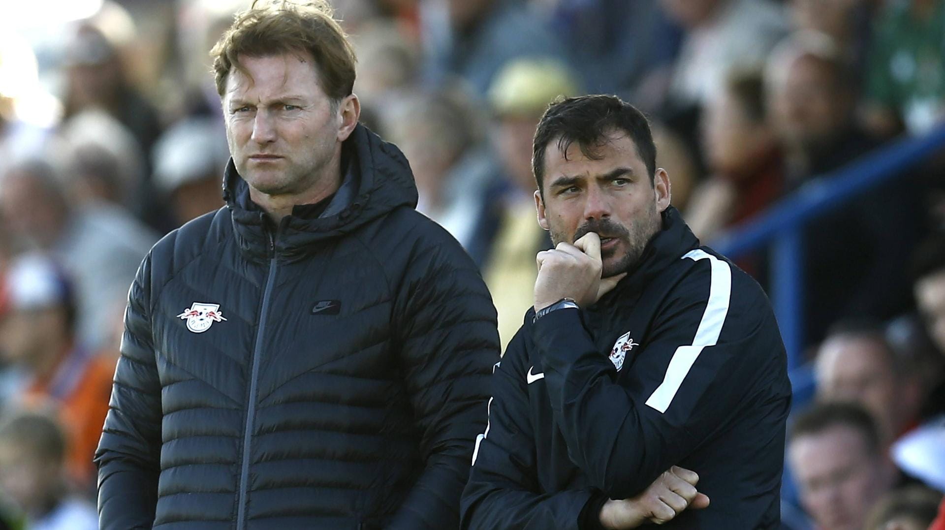 Begeisterung sieht anders aus: Leipzigs Trainer Ralph Hasenhüttl und sein Assistent Zsolt Löw.
