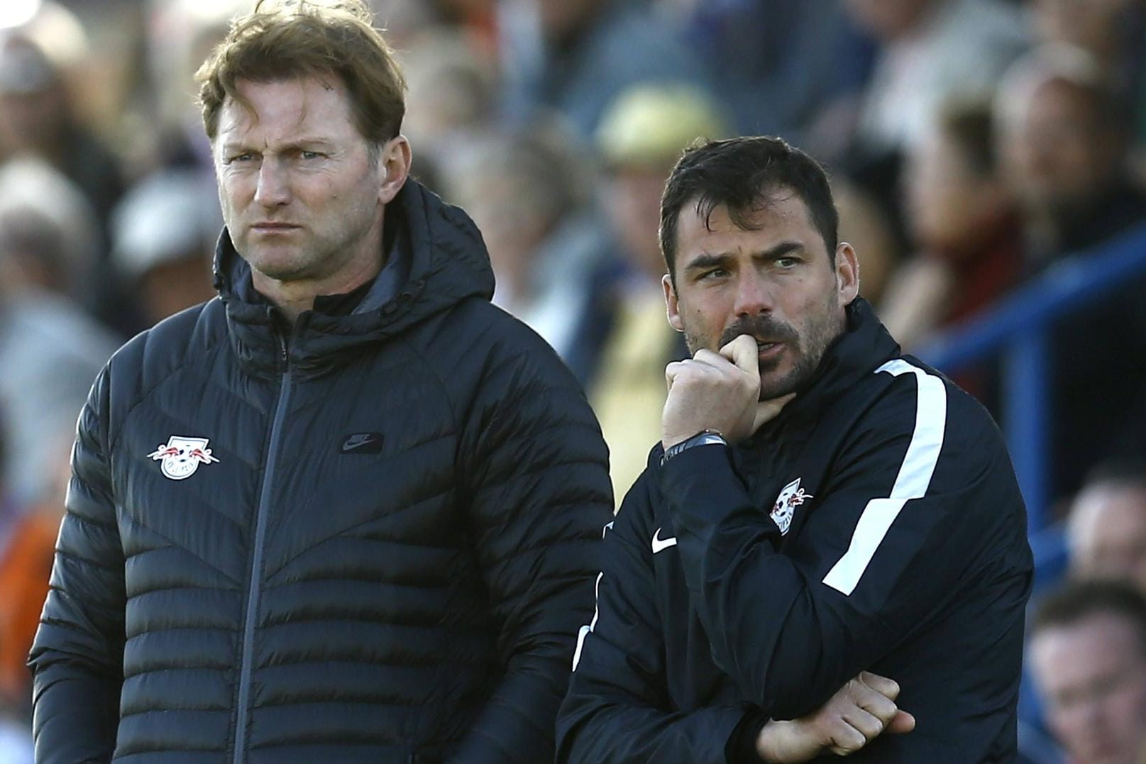Begeisterung sieht anders aus: Leipzigs Trainer Ralph Hasenhüttl und sein Assistent Zsolt Löw.