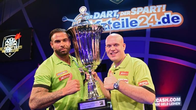 Wrestling-Star Time Wiese (l) und der niederländische Darts-Weltmeister Michael van Gerwen gewannen die Promi-Darts-WM.