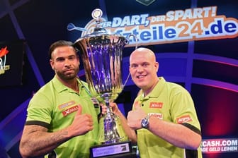 Wrestling-Star Time Wiese (l) und der niederländische Darts-Weltmeister Michael van Gerwen gewannen die Promi-Darts-WM.