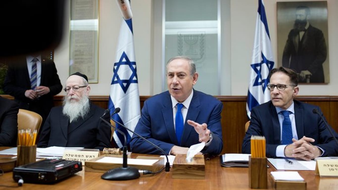 Der israelische Ministerpräsident Benjamin Netanjahu nimmt in Jerusalem an einer Sitzung seines Kabinetts teil.