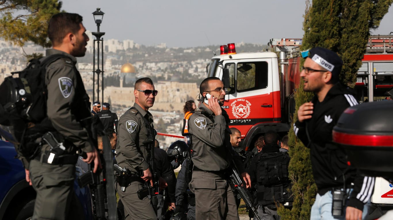 Sicherheitskräfte am Anschlagsort in Jerusalem.