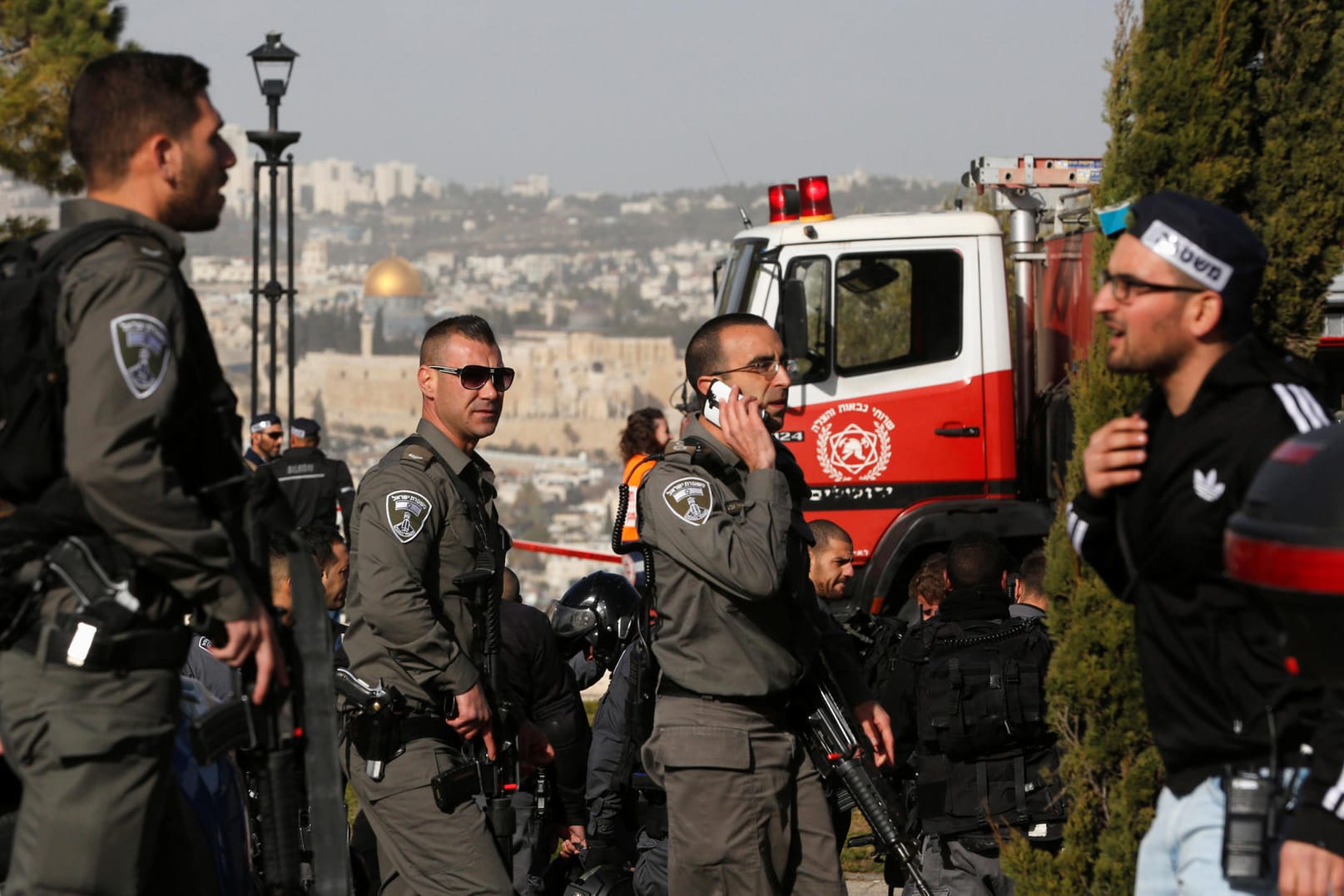 Sicherheitskräfte am Anschlagsort in Jerusalem.