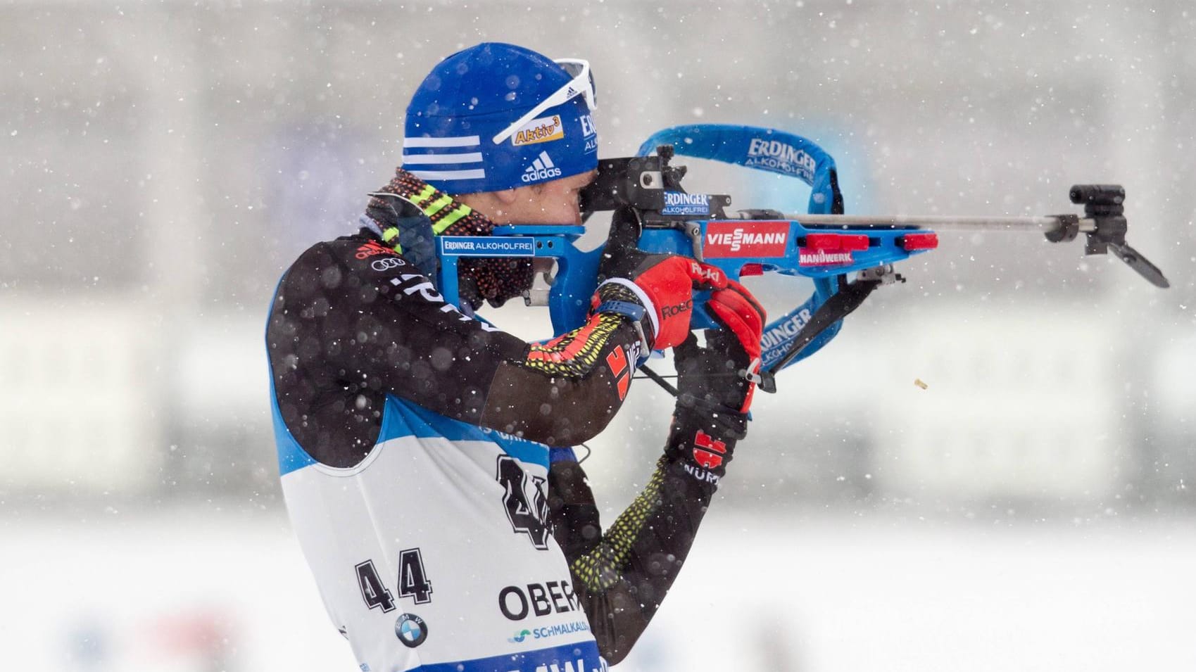 Biathlon-Ass Simon Schempp beim Schießen.