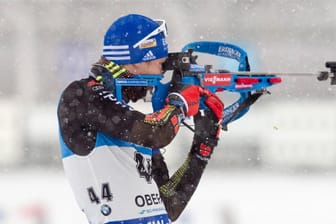 Biathlon-Ass Simon Schempp beim Schießen.