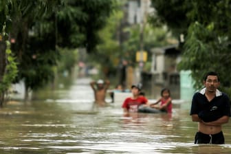 Thailand kämpft derzeit mit für die Jahreszeit ungewöhnlich schweren Regenfällen. Mehrere Menschen kamen bereits ums Leben.