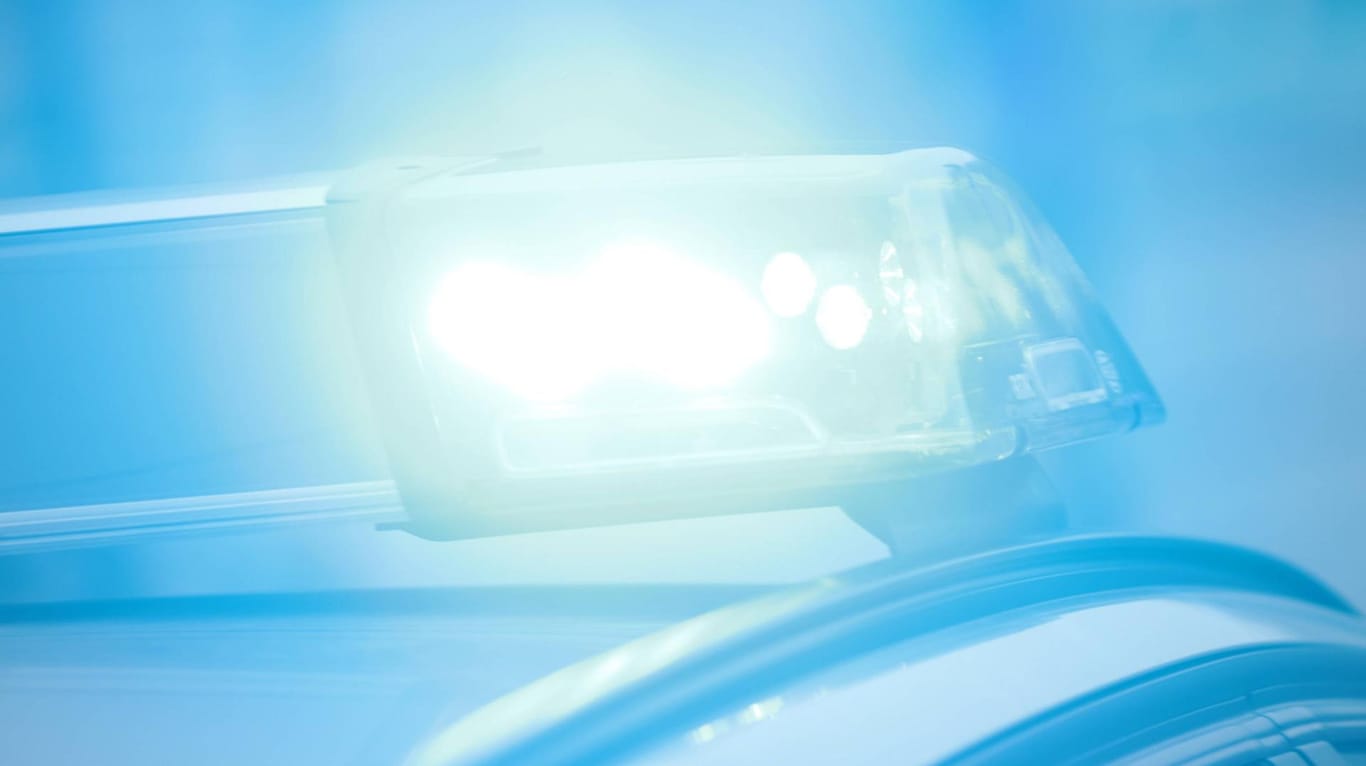 Einsatzwagen der Polizei mit eingeschaltetem Blaulicht in der Innenstadt Muenchen Bayern Deutschla