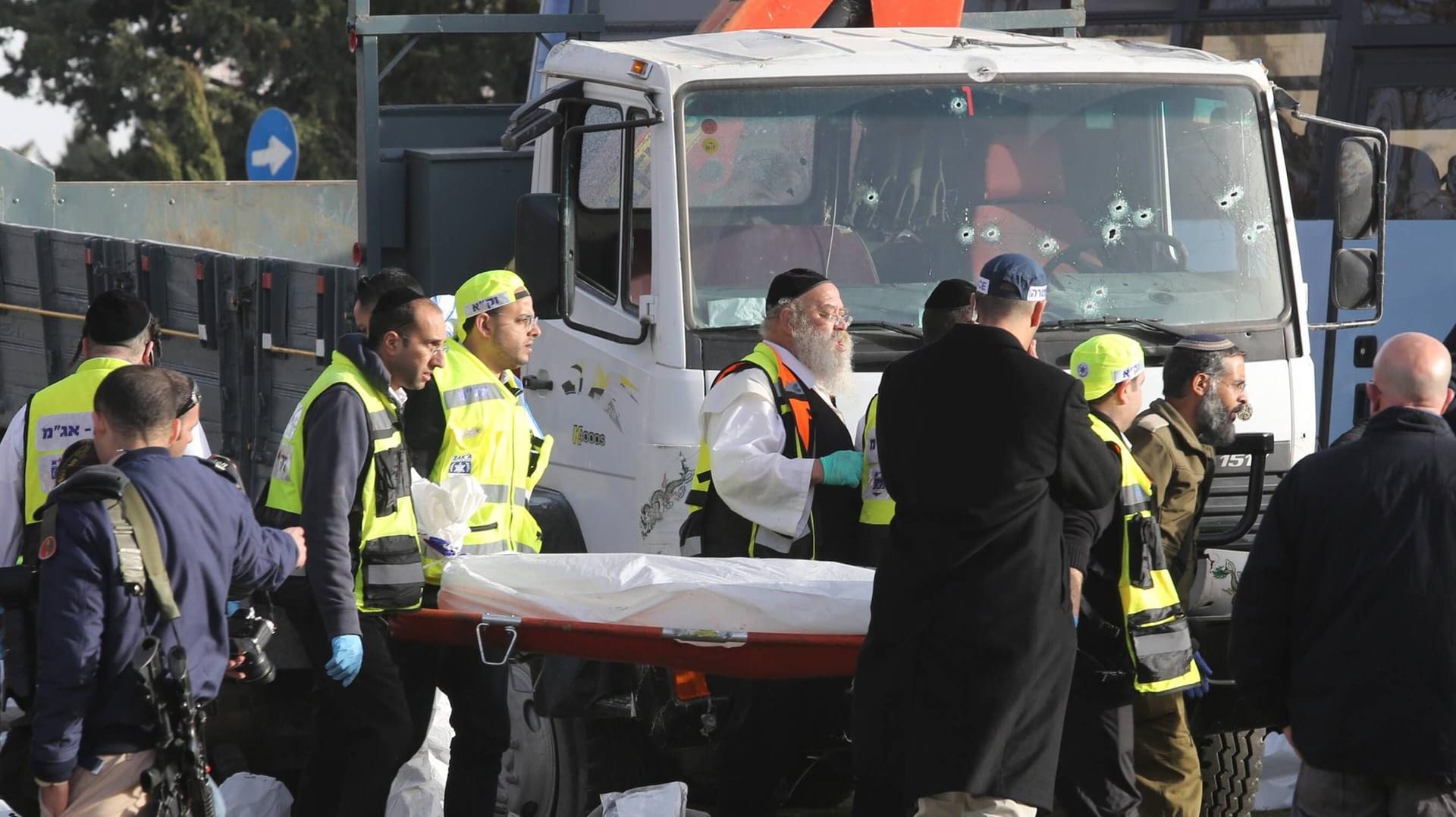 Bei dem Lkw-Anschlag in Jerusalem sind vier Menschen ums Leben gekommen. Bei dem Lkw-Anschlag in Jerusalem sind vier Menschen ums Leben gekommen.