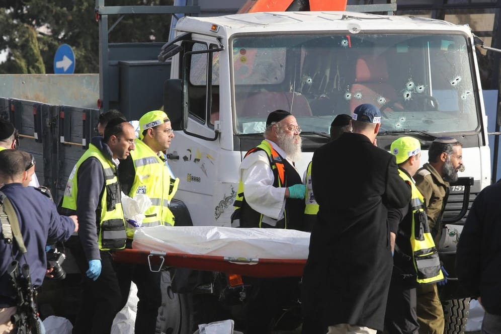 Bei dem Lkw-Anschlag in Jerusalem sind vier Menschen ums Leben gekommen.