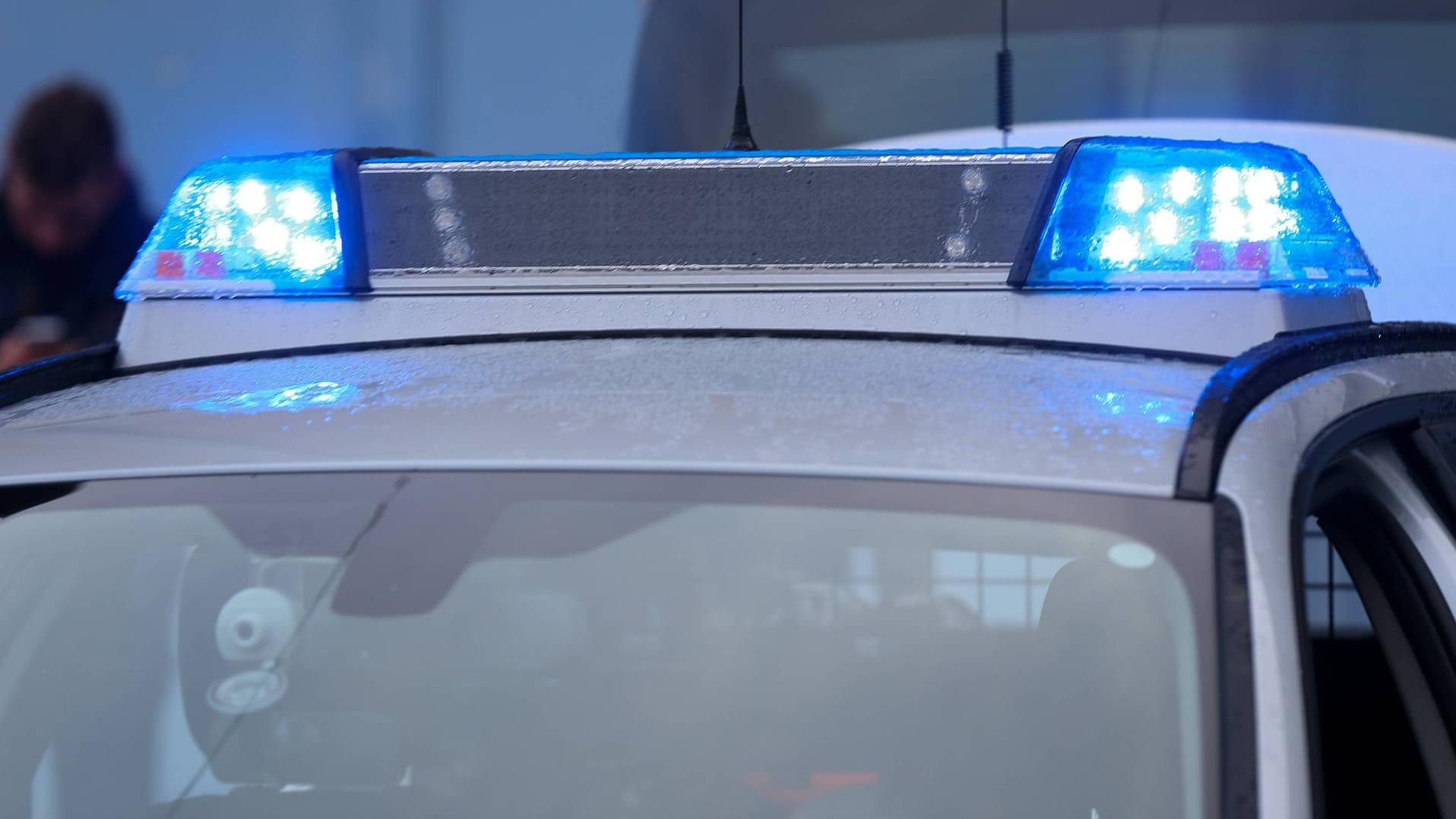 Zwei Verletzte bei Nachbarschaftsstreit in Halle (Sachsen-Anhalt). Zwei Verletzte bei Nachbarschaftsstreit in Halle (Sachsen-Anhalt).