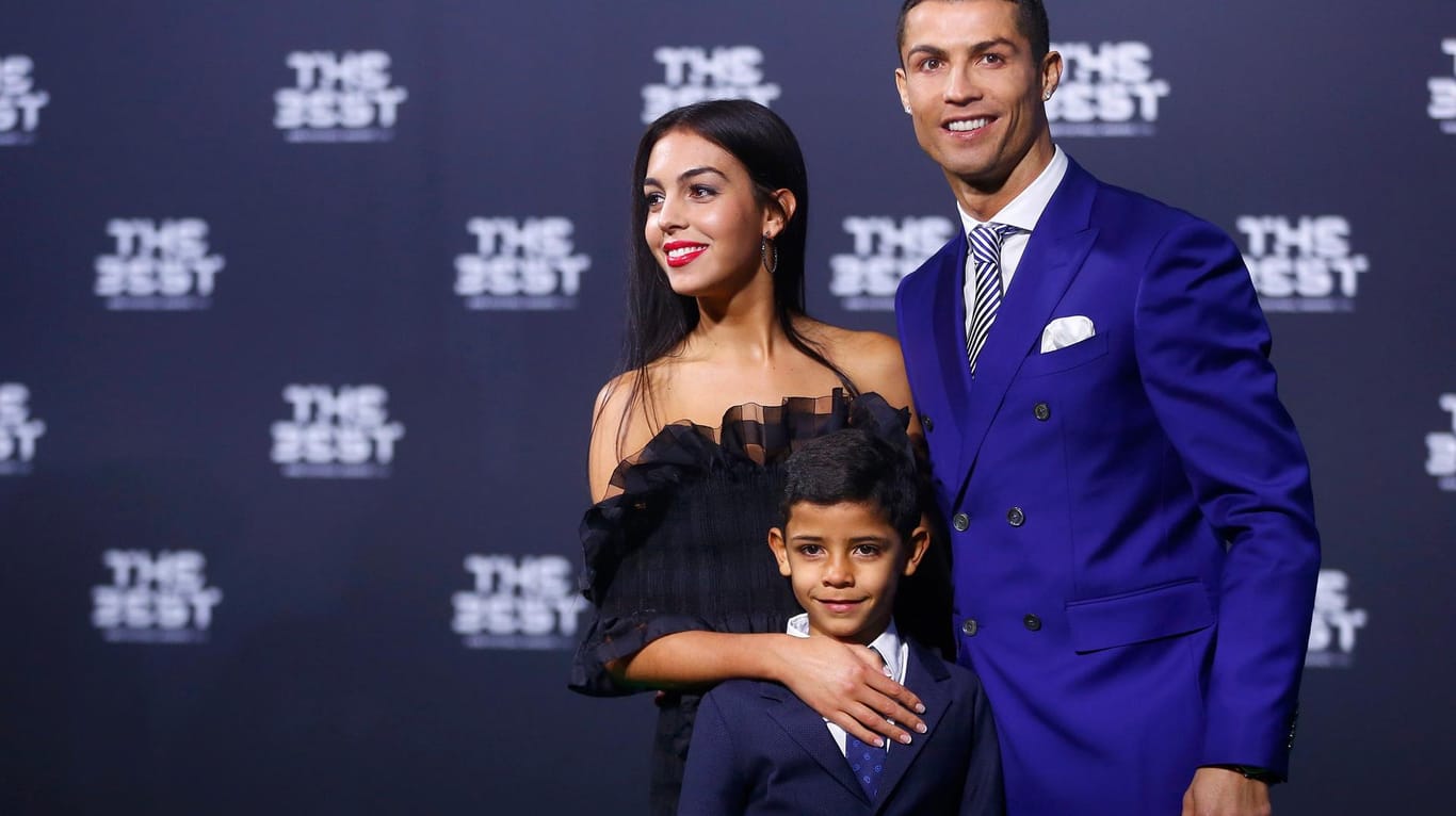 Cristiano Ronaldo mit Sohnemann Cristiano Jr. und seiner Freundin Georgina Rodriguez.