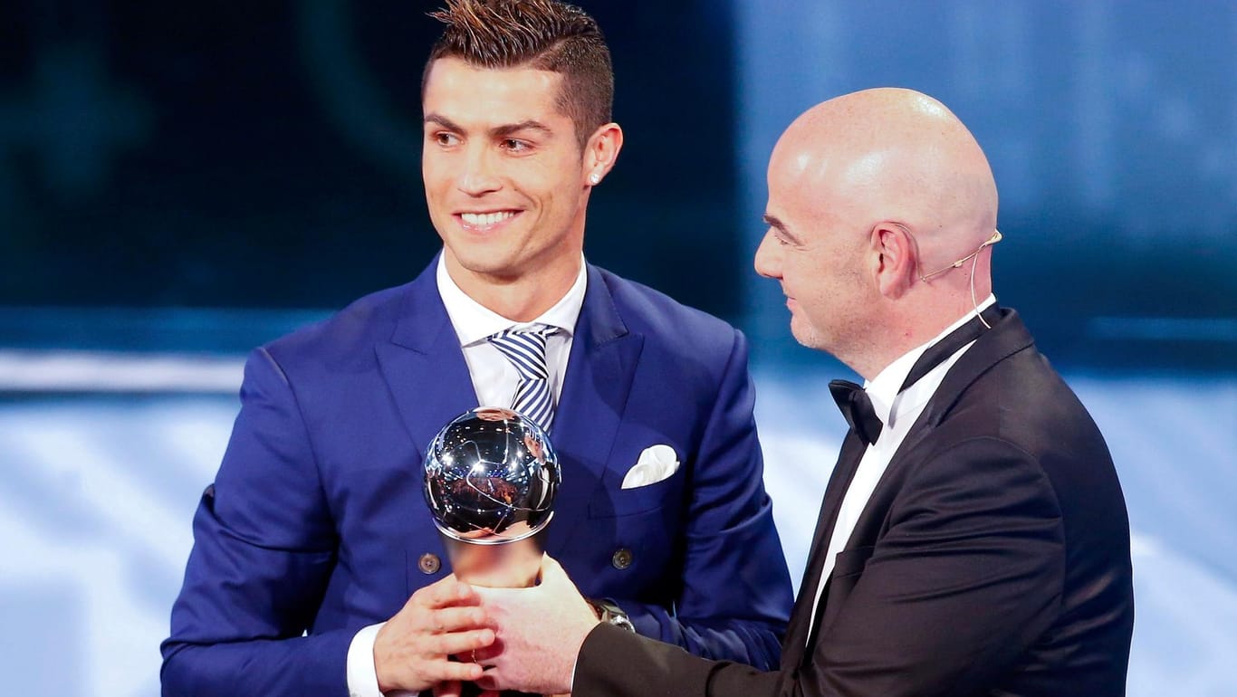 Cristiano Ronaldo nimmt die Trophäe für den Weltfußballer in Empfang.