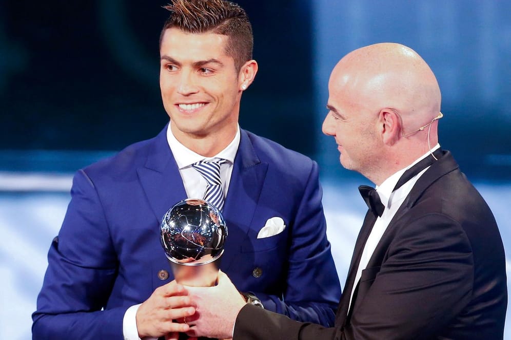 Cristiano Ronaldo nimmt die Trophäe für den Weltfußballer in Empfang.