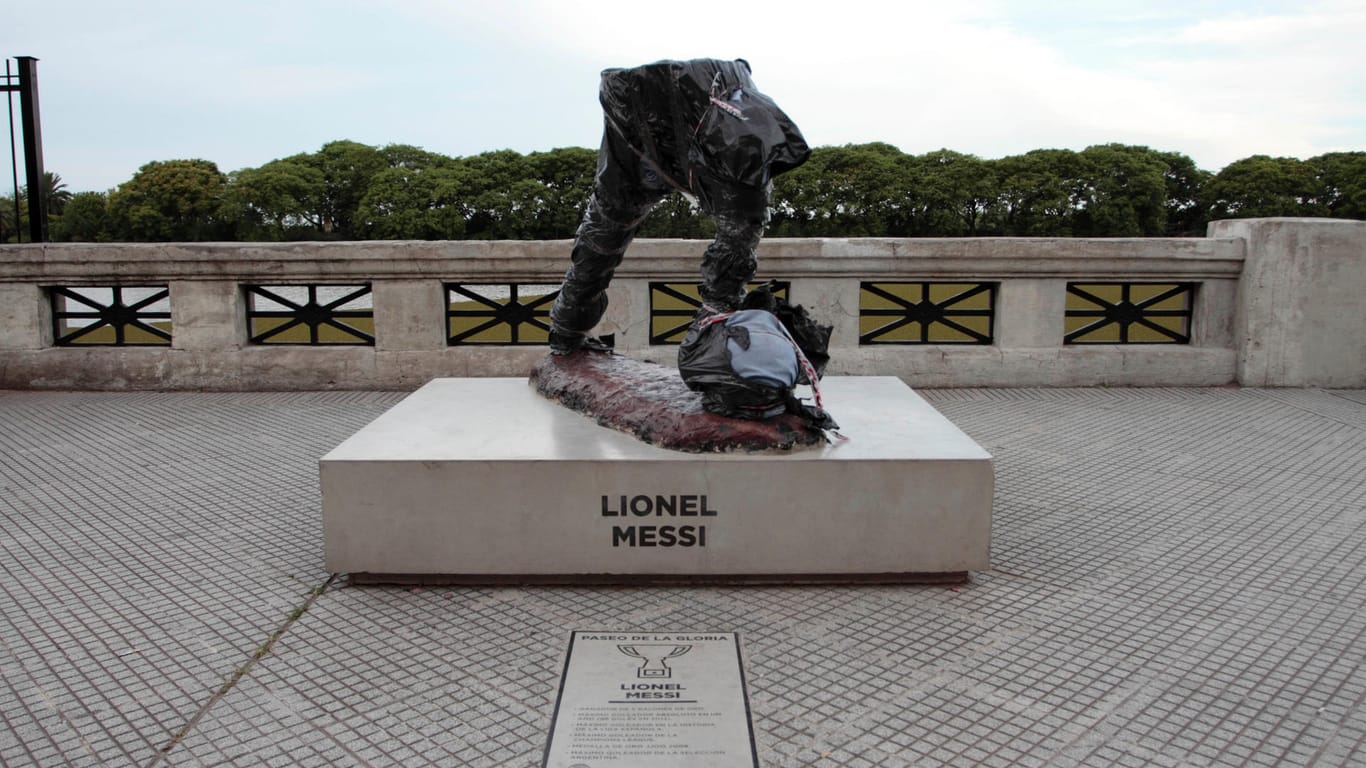 Nur die Beine der Figur von Lionel Messi stehen auf dem Sockel seines Denkmals am Weg des Ruhms ("Paseo de la Gloria") für berühmte argentinische Sportler in Buenos Aires.