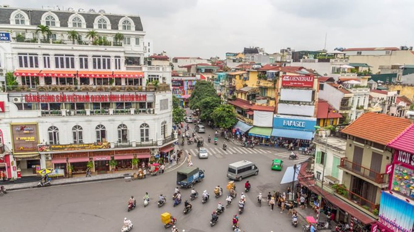 Fußgänger können sich in dem Gassengewirr der Altstadt von Hanoi leicht verirren.
